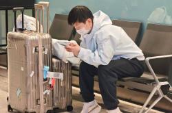 万博体育官网 -国乒抵伦敦备战世乒赛，孙颖莎王楚钦疲惫亮相(xiāng)，衛(wèi)冕之路挑战重重