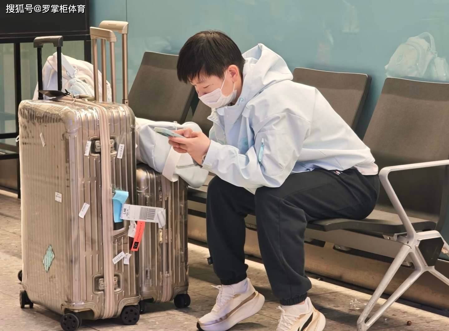 国乒抵伦敦备战世乒赛，孙颖莎王楚钦疲惫亮相，卫冕之路挑战重重