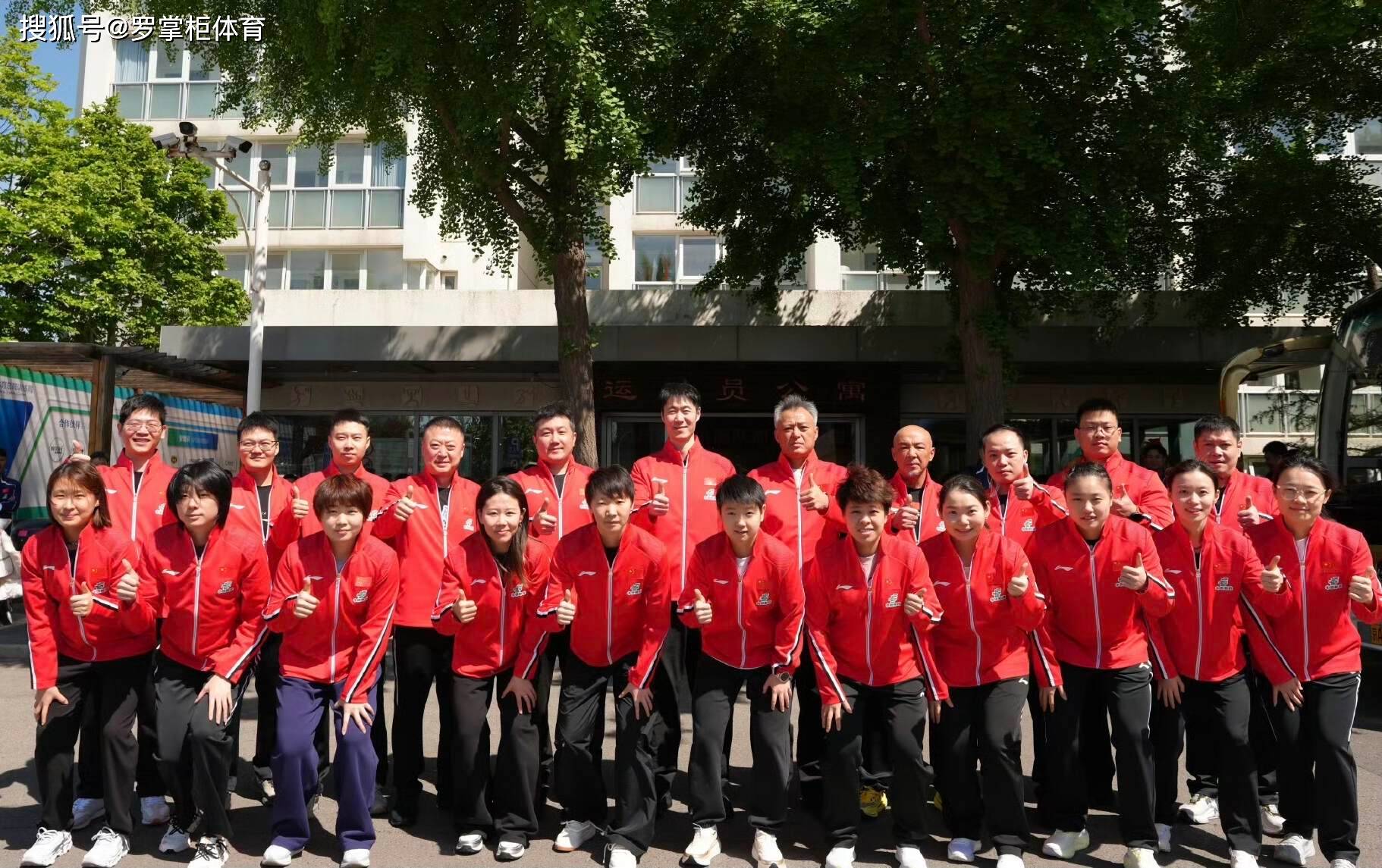 国乒抵伦敦备战世乒赛，孙颖莎王楚钦疲惫亮相，卫冕之路挑战重重