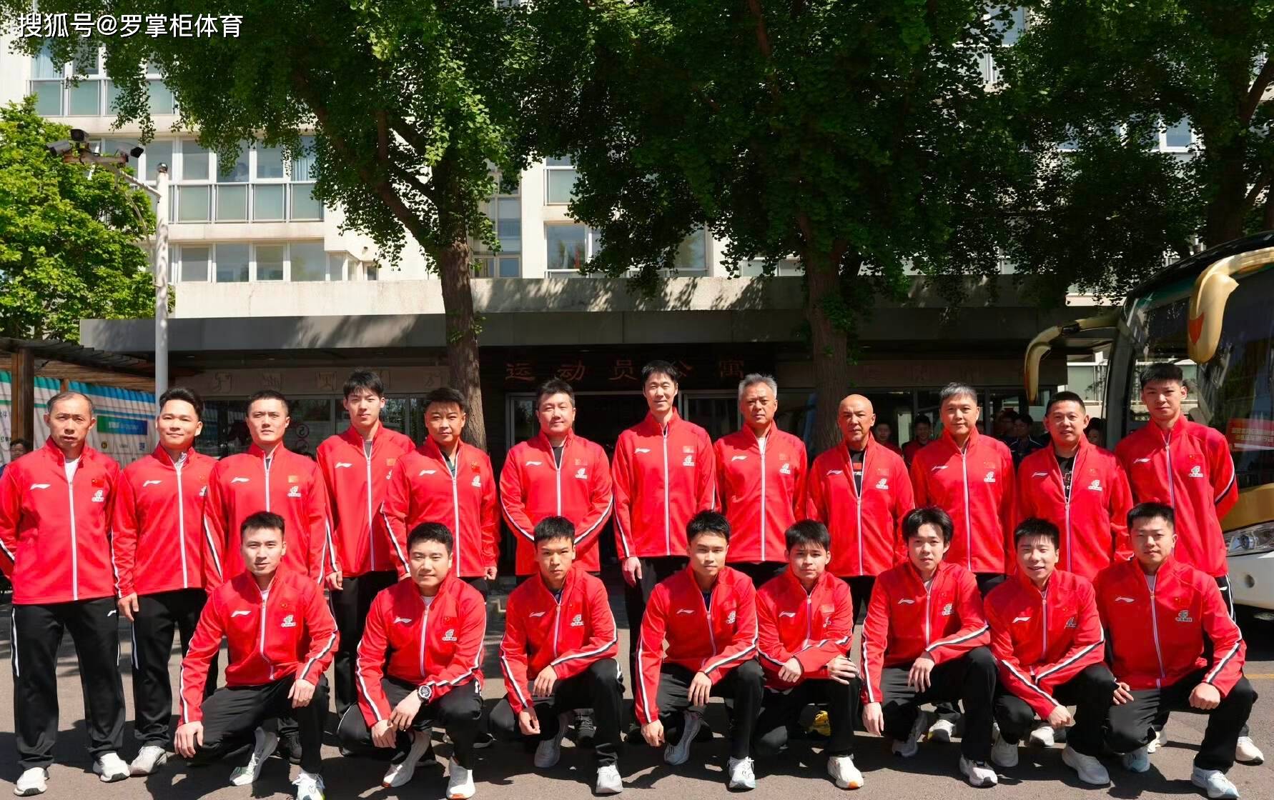 国乒抵伦敦备战世乒赛，孙颖莎王楚钦疲惫亮相，卫冕之路挑战重重